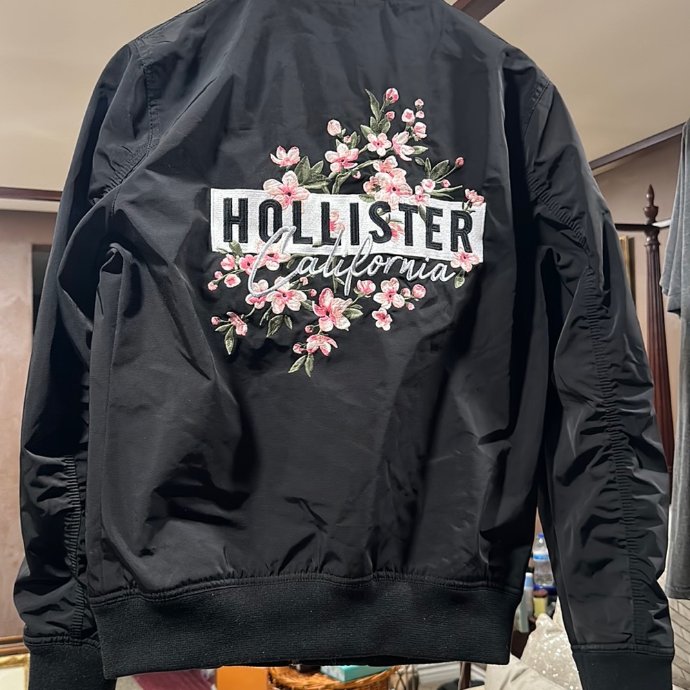 Hollister NWOT black unisex jacket. Super cute, lightweight and flattering!
